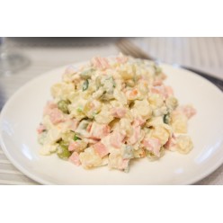 Оливье с говядиной и свежим огурцом